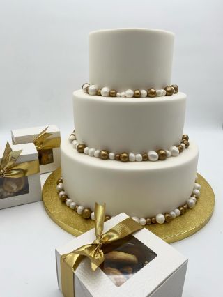 Elegantní svatební dort od Erharta 🤍 Čistý a minimalistický vzhled ✨ Dle přání zákazníka jsou také součástí výslužky...