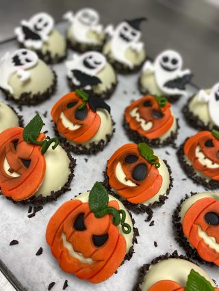 Halloween u Erharta 🍂 🎃 #haloween #erhart #vinohrady #erhartovacukrarna #coffeetime #coffeeislife #desserts #pumpkin...