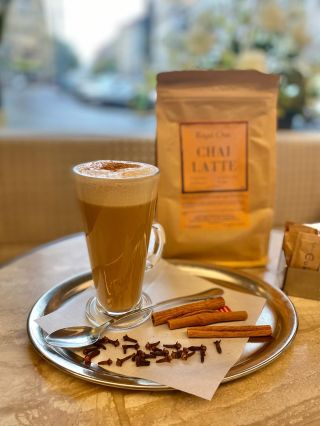 Vychutnejte si u Erharta nadýchané, kořeněné Chai Latte s bohatou pěnou a skořicí ☺️ Ideální nápoj, který Vás zahřeje v...