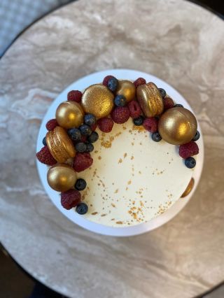 ✨Golden Cake✨ #gold #pieceofart #fruits #macarons #goldencake #erhart #erhartovacukrarna #shine #erhartcoffee #vinohrady...
