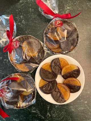 Kandované pomeranče v čokoládě 🍊🍫 Intenzivní citrusová chuť doplněná křehkou kakaovou polevou. Výborně se hodí ke kávě,...