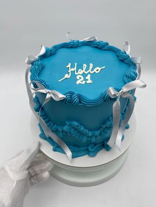 Hello 21 🩵 Speciální dorty si můžete navrhnout dle vlastní představy (styl, dekorace, barvy, příležitost,zájmy) nebo...