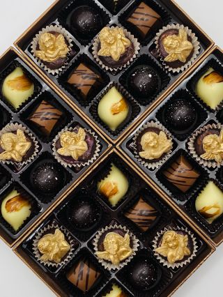 Andělské 👼🏻 bonboniéry nyní nově v prodeji na Vinohradech✨ Plněné pralinky mohou být krásným dárkem pro vaše blízké. V...