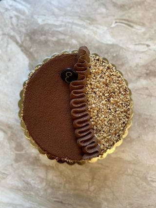 Bezlepkový Japonais 🌰 Lískooříškový dort s čokoládovou šlehačkou a speciální bezlepkový korpus ze sněhových bílků. Tento...