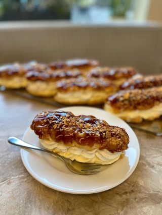 Jablečno-skořicový Eclair 🍏🍎 Francouzský zákusek z odpalovaného těsta se dvěma druhy krémů, pokrytý lesklou polevou a...